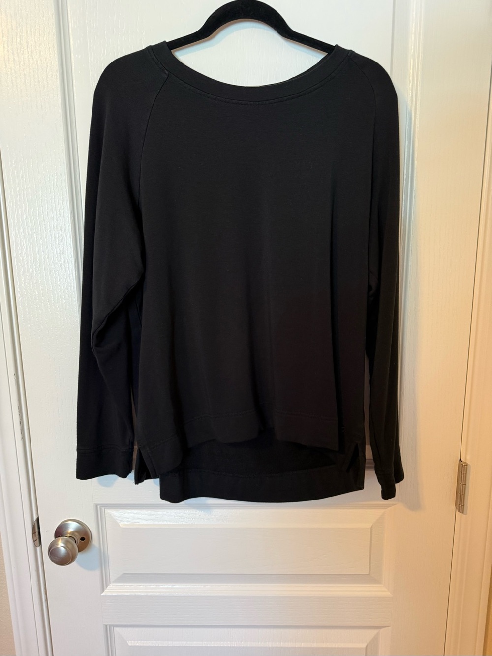 Lou & Grey Black Long-Sleeve Crewneck Sweatshirt